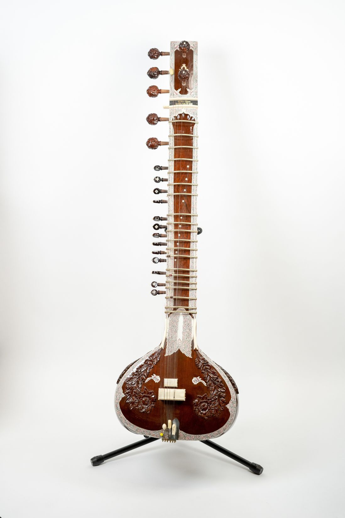 Ravi Shankar owned and played this sitar, and gave it to Mercury Records executive Shelby Singleton as a gift on a trip to America in the early 60s.